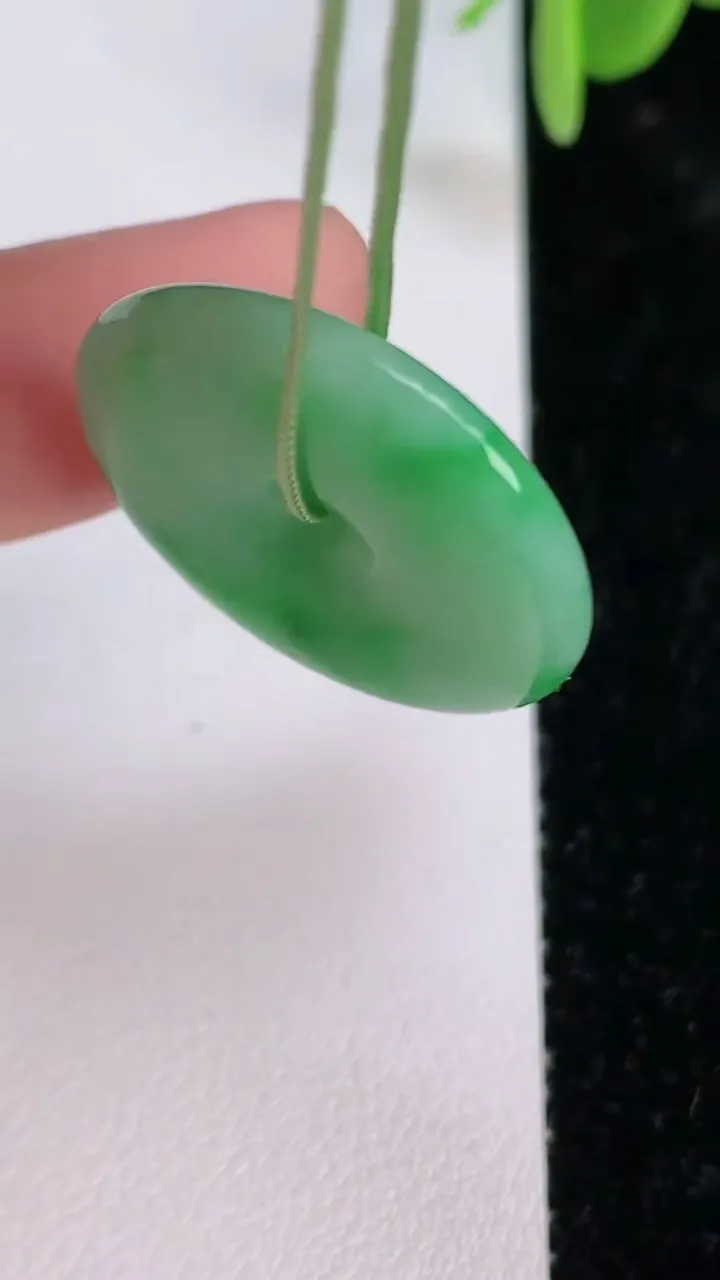 天然A货翡翠平安扣吊坠，尺寸24-4.8，重量:5.76g
7月7日