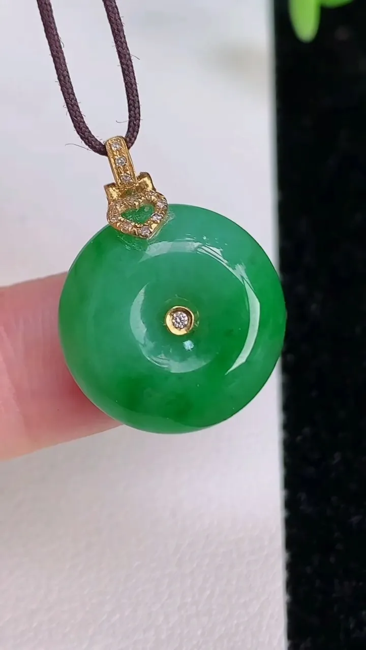 天然A货翡翠平安扣吊坠，尺寸17-6，重量:3.88g
7月7日