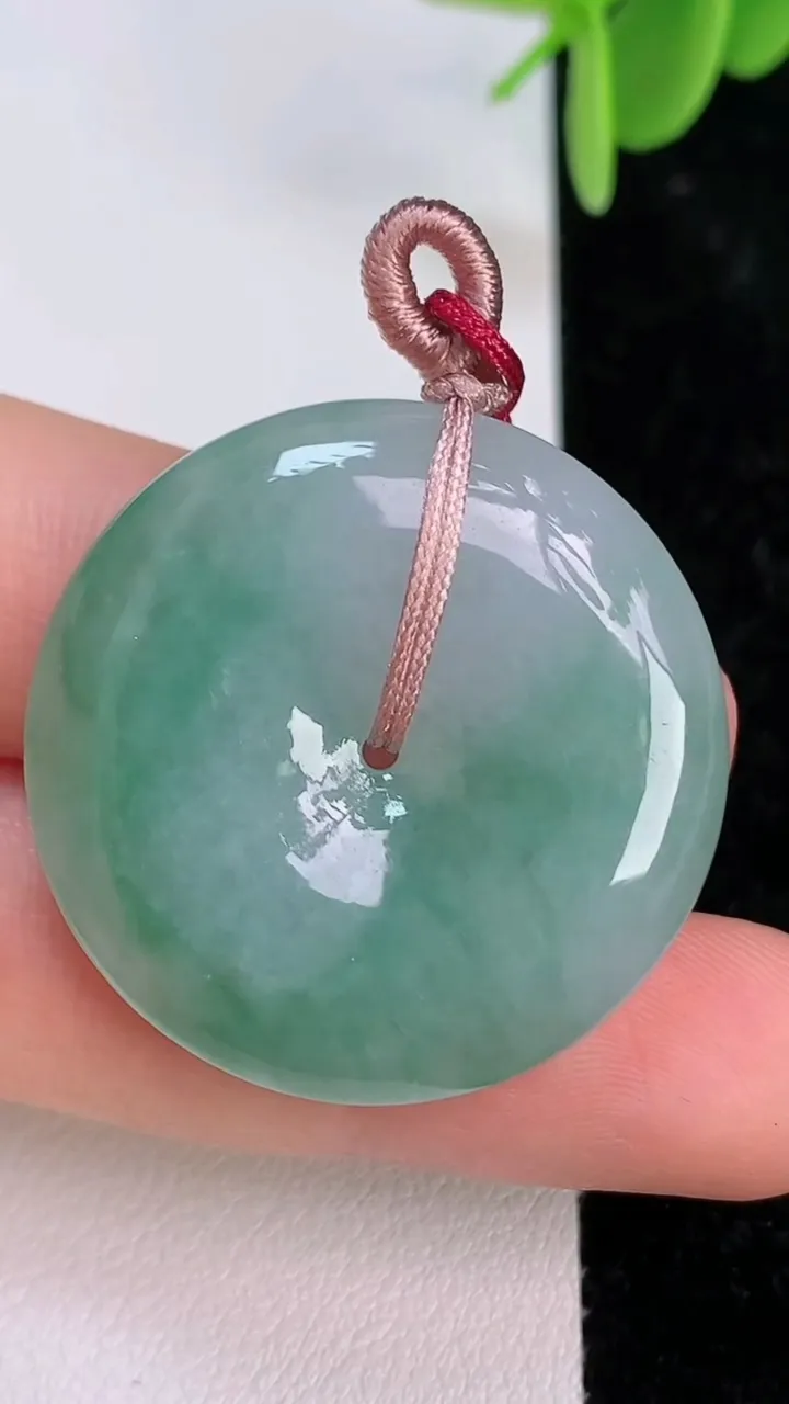 天然A货翡翠平安扣吊坠，尺寸31-6.3，重量:12.20g
7月7日
