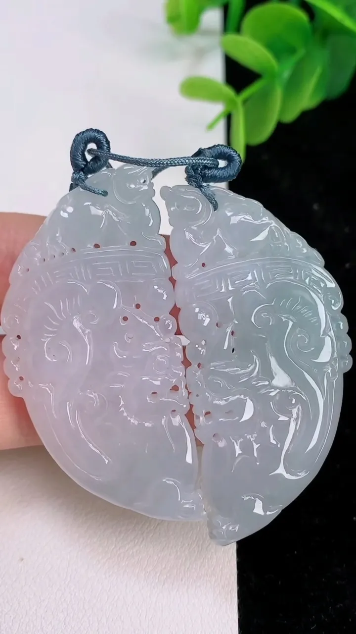 天然A货翡翠复古麒麟牌吊坠一对，尺寸51.2-25.6-5.6，重量:28.39g
7月7日