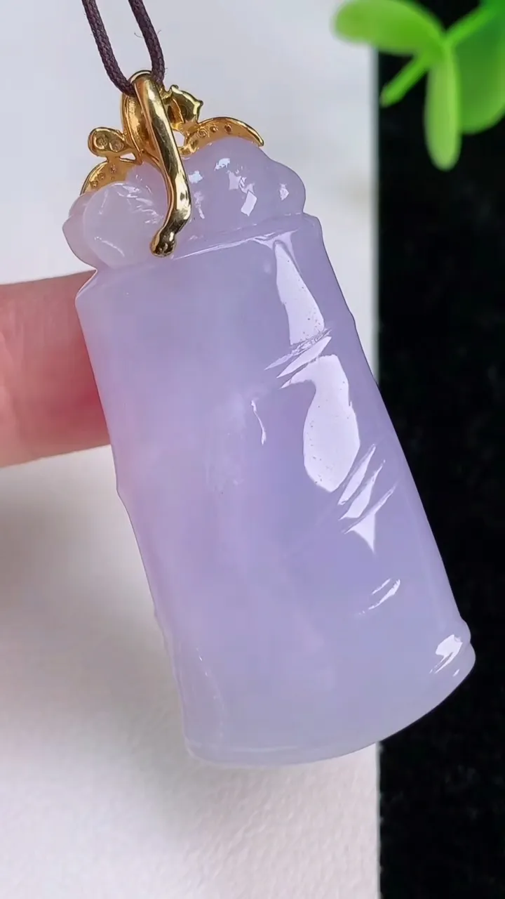 天然A货翡翠18k金紫罗兰节节高升 竹节吊坠，尺寸45.3-21.6-10.6，重量:20.66g
7月7日