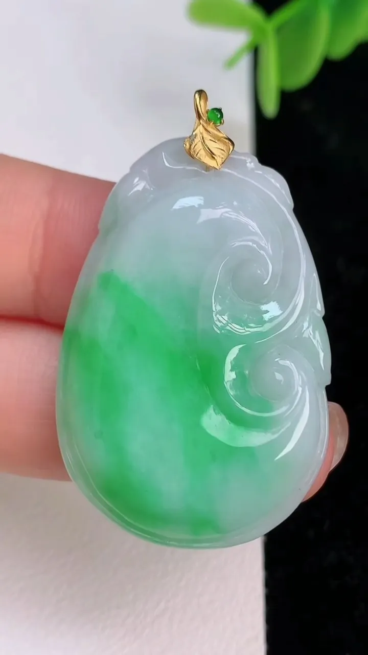 天然A货翡翠如意吊坠，尺寸37-25.4-5.7，重量:10.57g
7月7日