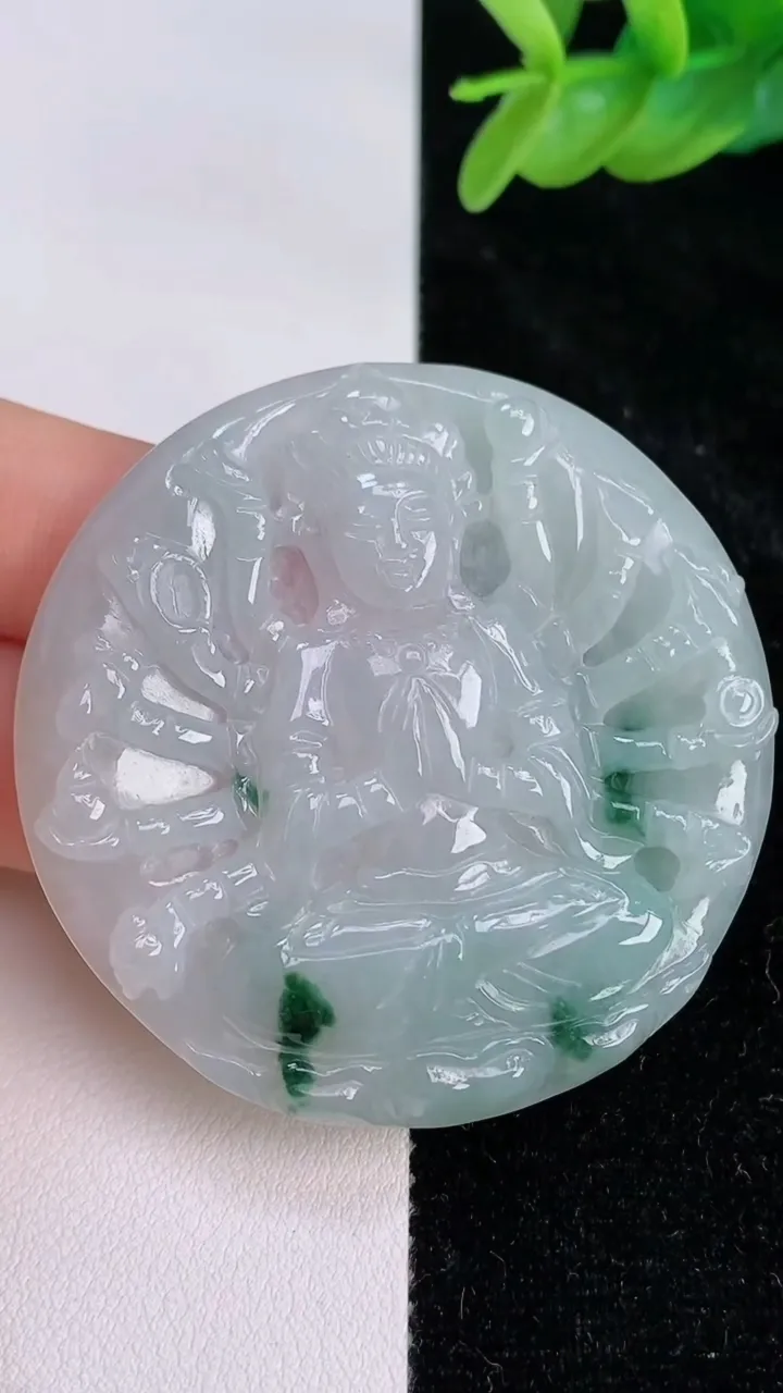 天然A货翡翠飘花千手观音吊坠，尺寸51-5.6，重:26.55g
7月7日