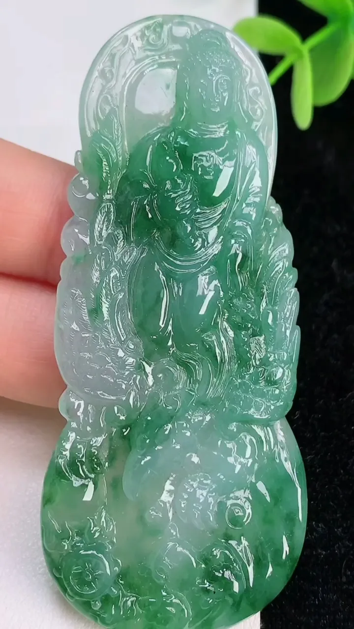 天然A货翡翠阿弥陀佛吊坠，尺寸76-33-6，重量:28.98g
7月7日