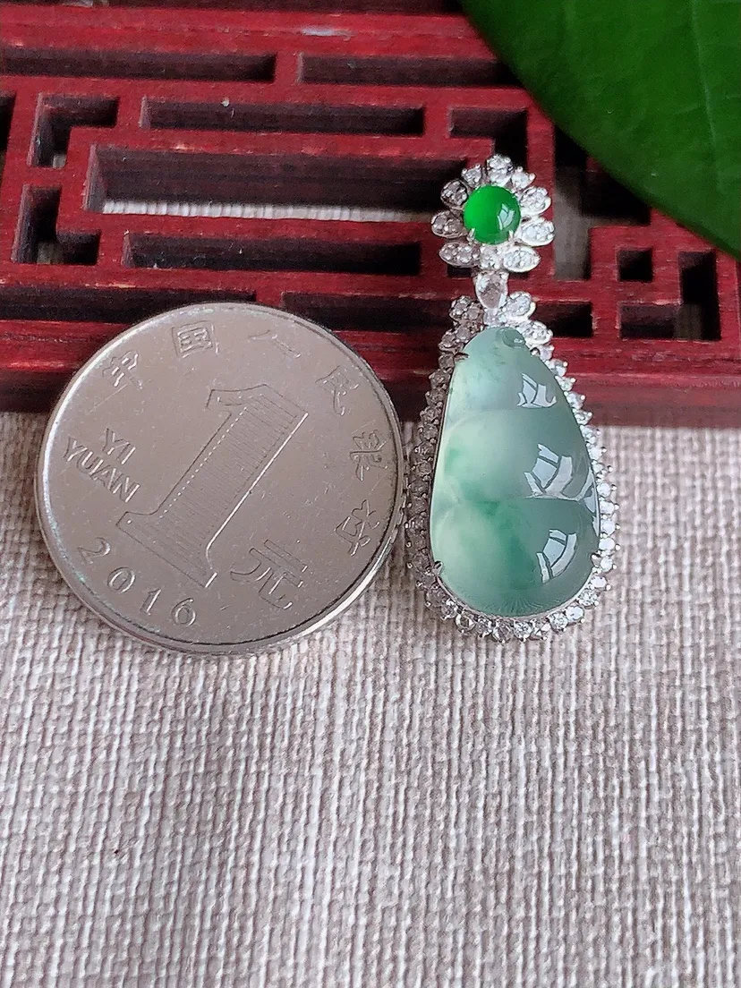 天然A货翡翠18K金伴飘花四季豆福豆平安豆吊坠尺寸32.5×13.5×9.4裸石18.3×10.4m量4.18g 0704