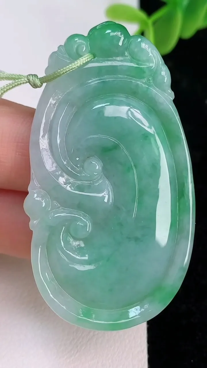 天然A货翡翠如意吊坠，尺寸53.3-30.3-6，重量:18.95g
7月7日