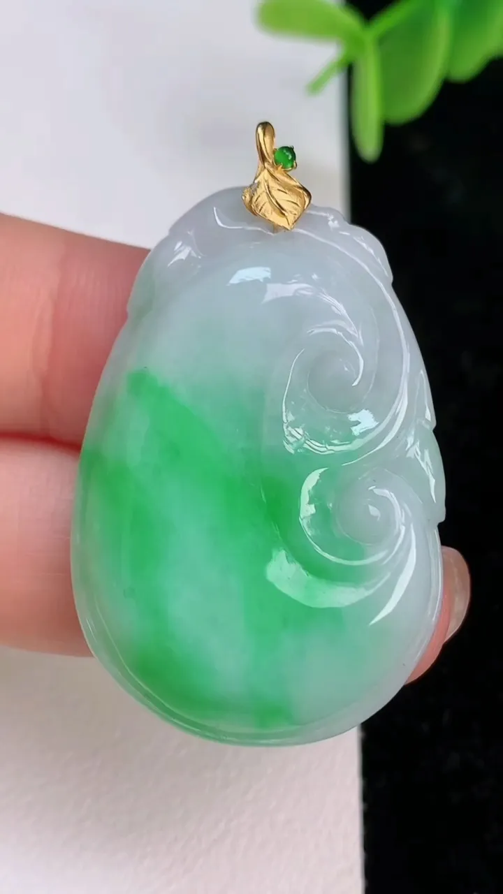 天然A货翡翠如意吊坠，尺寸37-25.4-5.7，重量:10.57g
7月7日