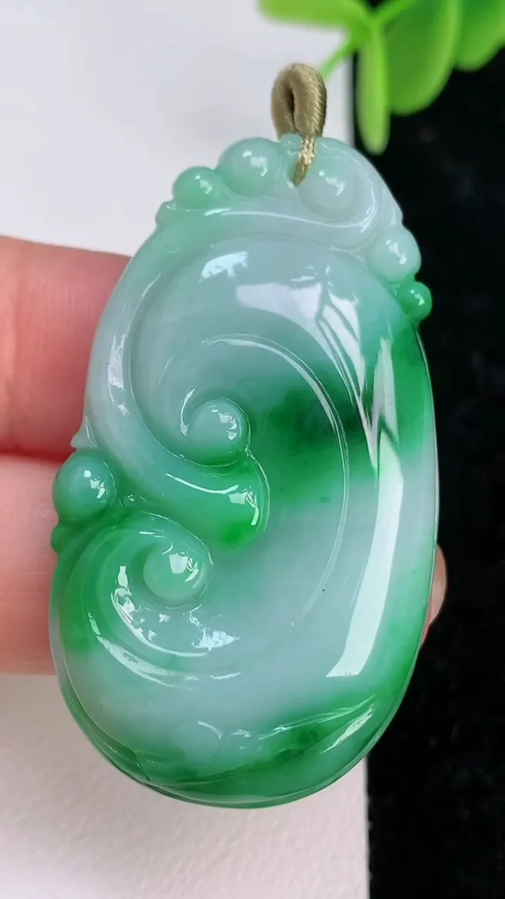 天然A货翡翠如意吊坠，尺寸46.2-25.2-6.3，重量:13.38g
7月7日