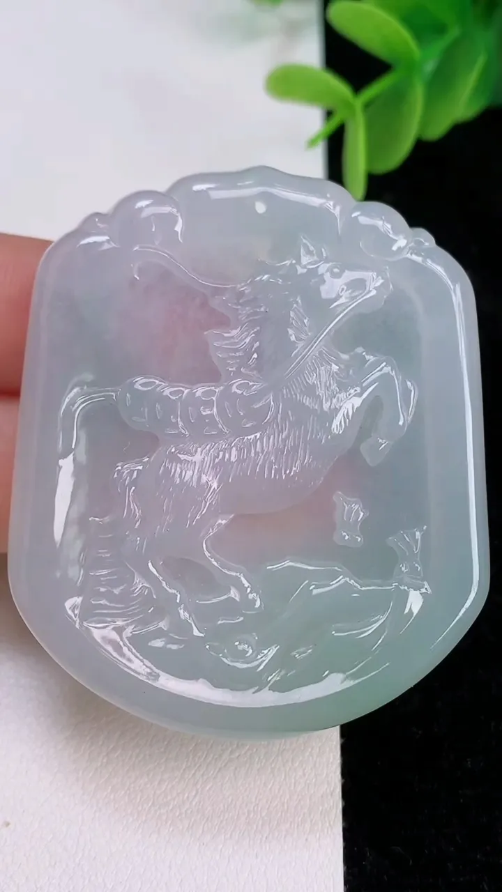 天然A货翡翠生肖马吊坠，尺寸54.2-42.3-4.6，重量:23.36g
7月7日