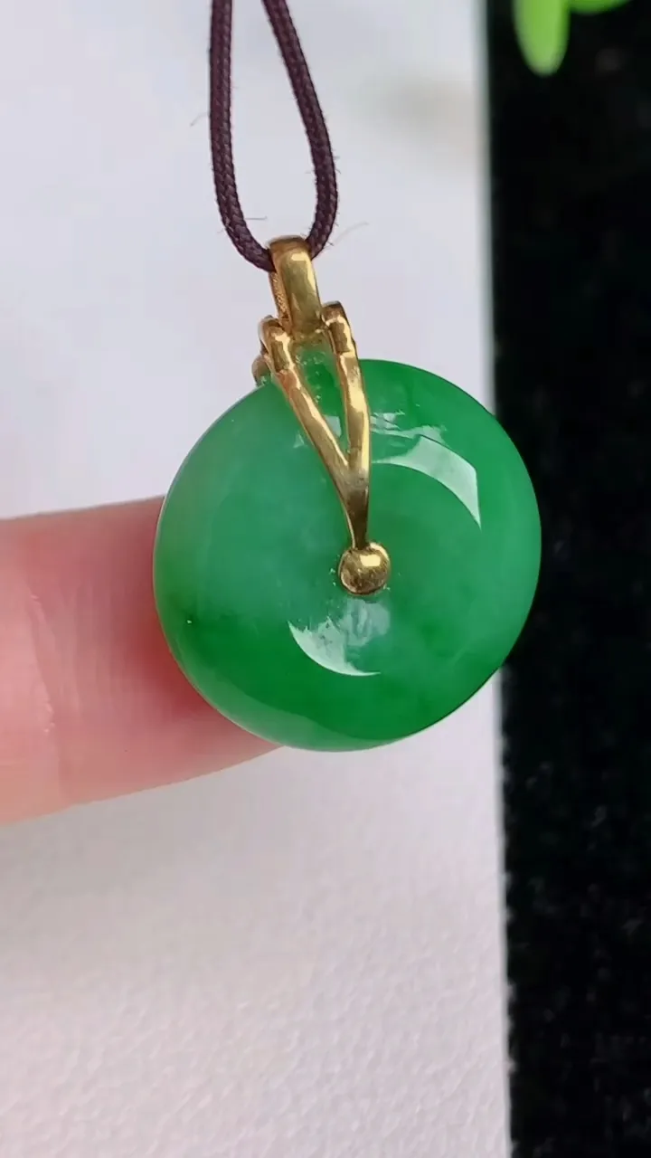 天然A货翡翠平安扣吊坠，尺寸17-6，重量:3.88g
7月7日