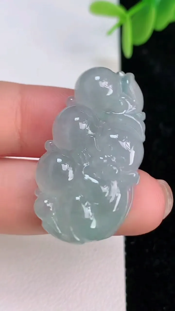 天然A货翡翠灵猴献瑞 福豆吊坠，尺寸34-19.5-6.7，重量:8.81g
7月7日