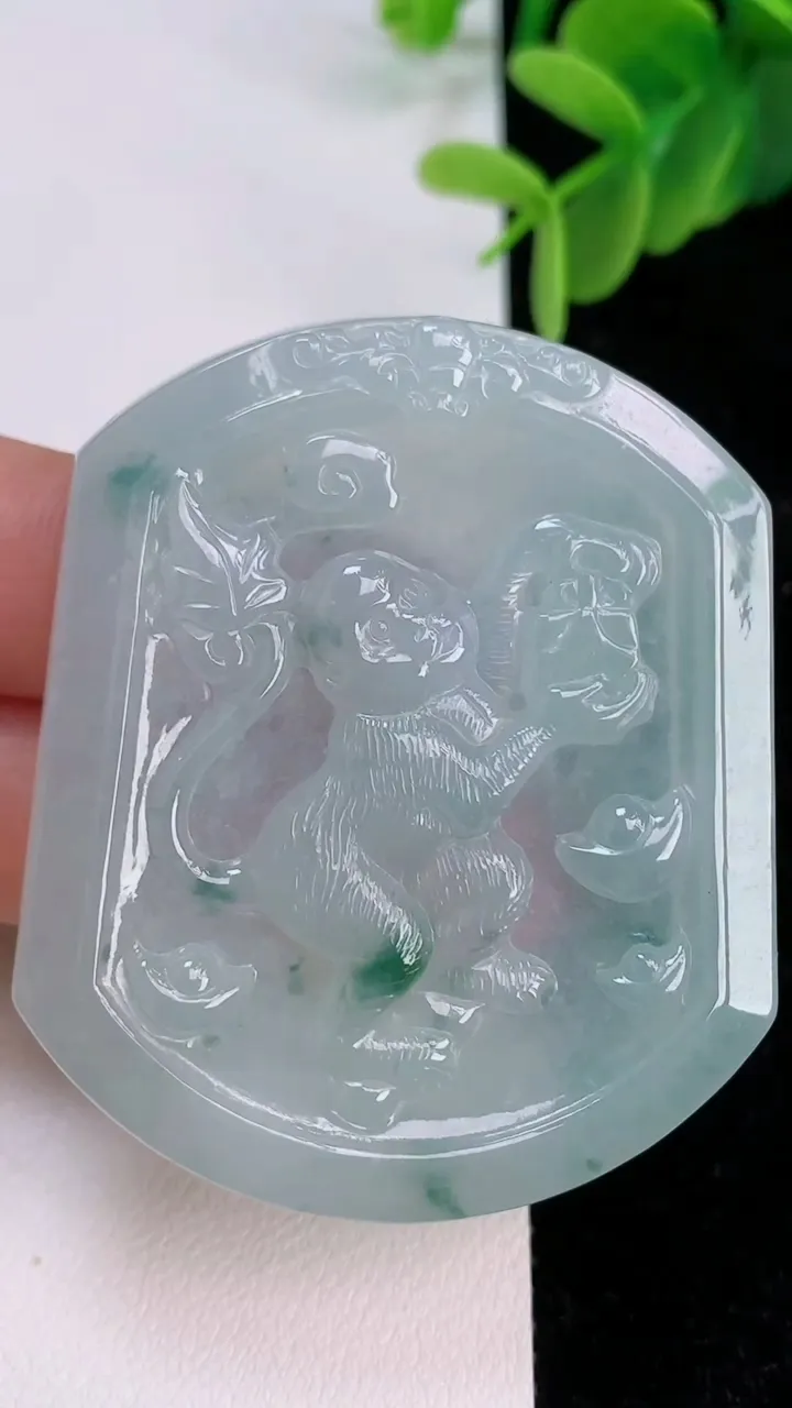 天然A货翡翠飘花生肖猴吊坠，尺寸54-45.7-5.2，重量:25.85g
7月7日