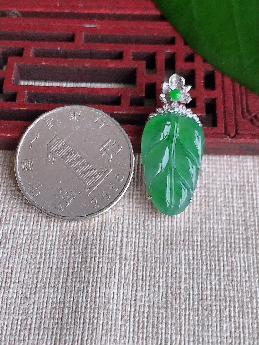 天然A货翡翠18K金伴满绿叶子金枝玉叶吊坠尺寸30×21×12.7×5.4m量3.03g 0704
