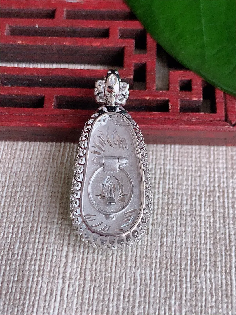 天然A货翡翠18K金伴阳绿福瓜吊坠尺寸32×13.7×8裸石22×11m量4.88g 0704