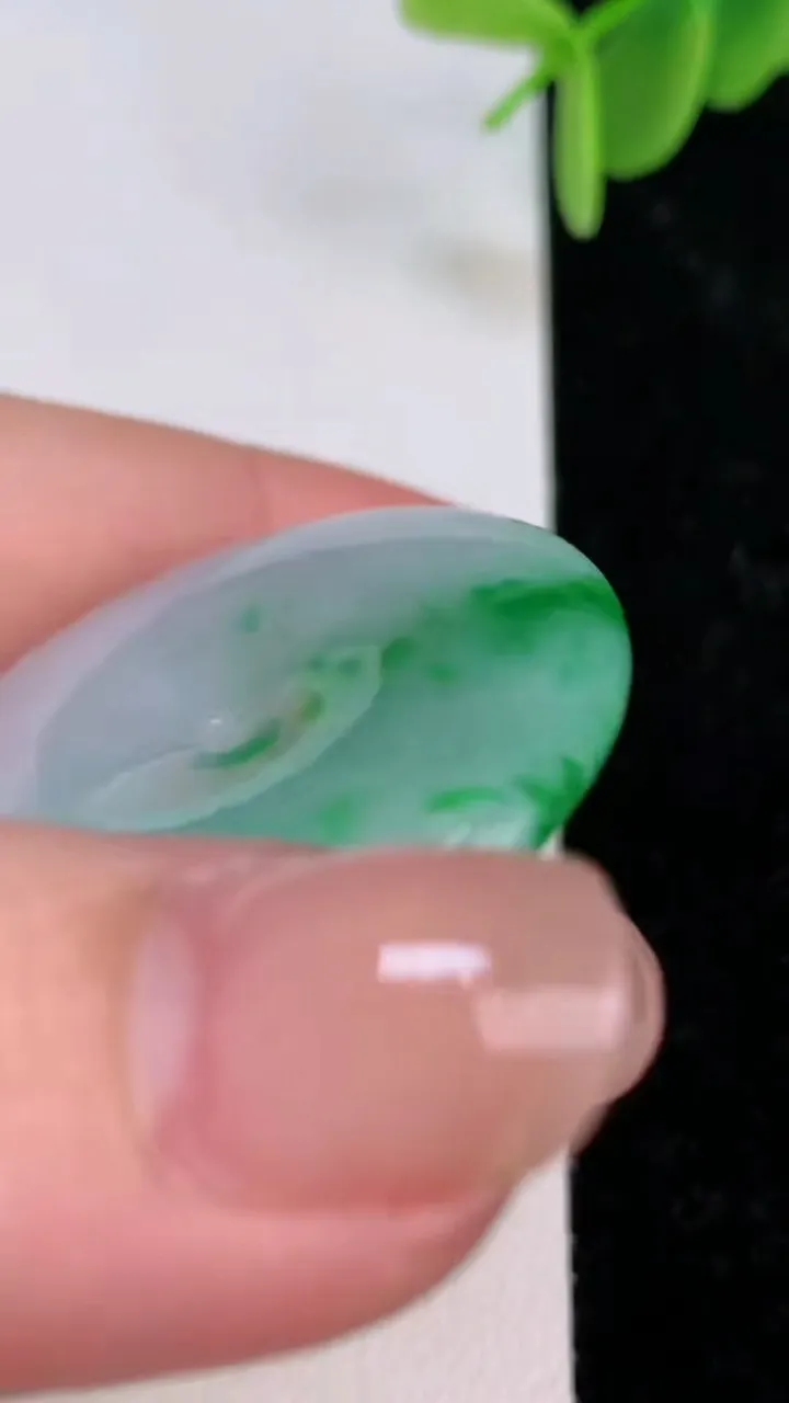 天然A货翡翠平安扣吊坠，尺寸33.8-5.2，重量:13.40g
7月7日