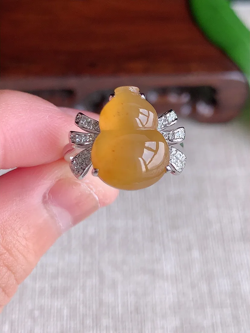 天然A货翡翠18K金伴钻镶嵌黄翡葫芦戒指 圈口16.8裸石尺寸14×10.6mm 重量4.70g 0