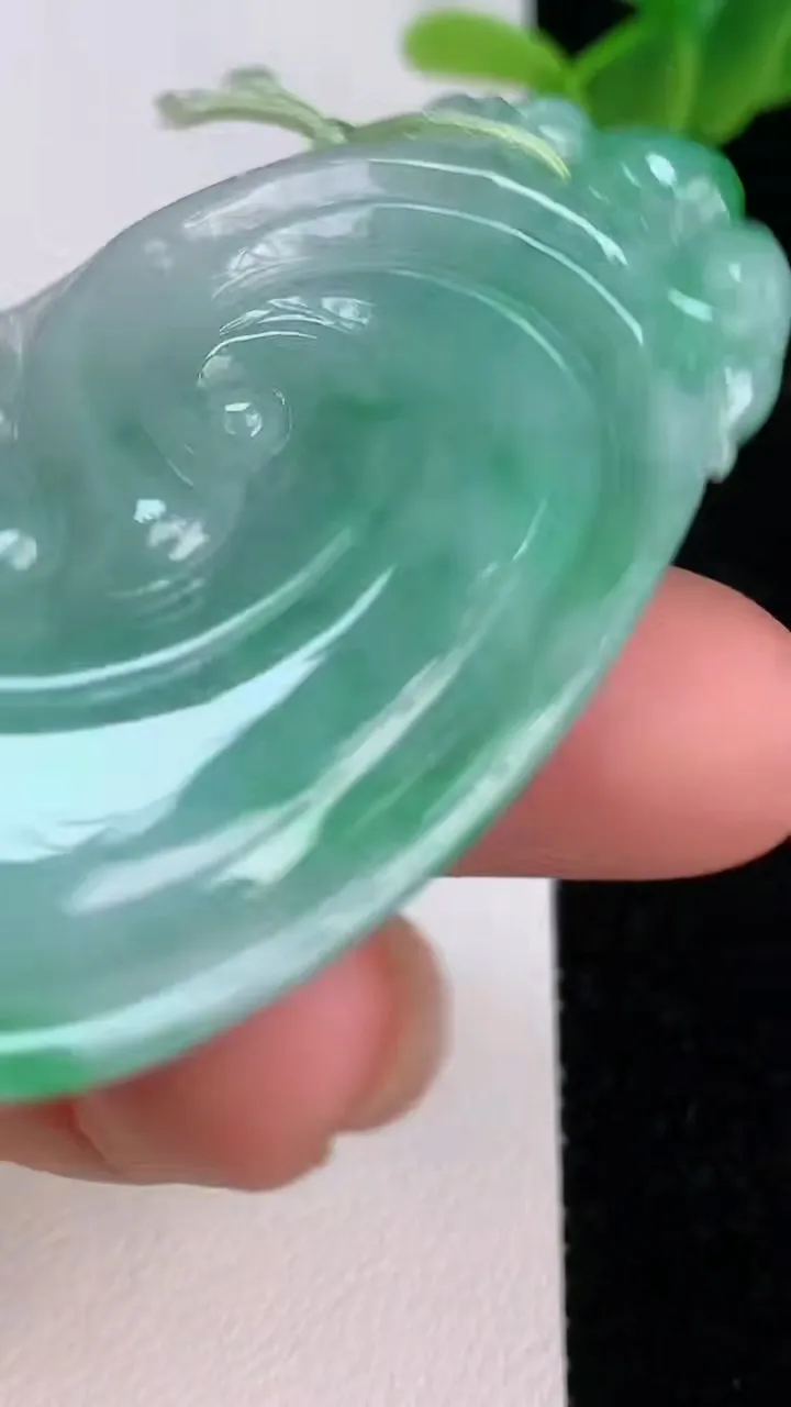 天然A货翡翠如意吊坠，尺寸53.3-30.3-6，重量:18.95g
7月7日