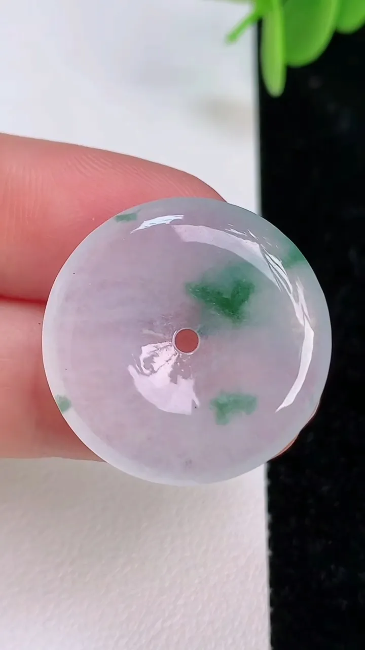 天然A货翡翠飘花平安扣吊坠，尺寸25-4，重量:5.09g
7月7日