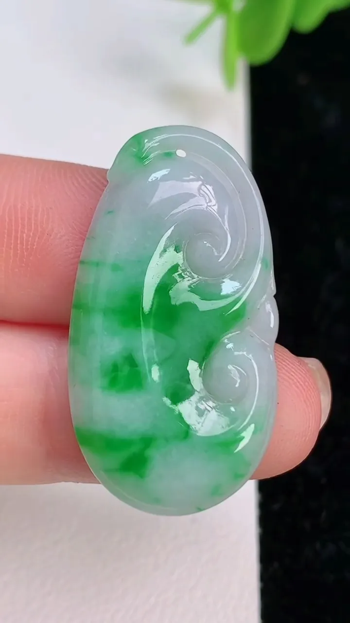 天然A货翡翠如意吊坠，尺寸33.4-18-3，重:3.76g
7月7日
