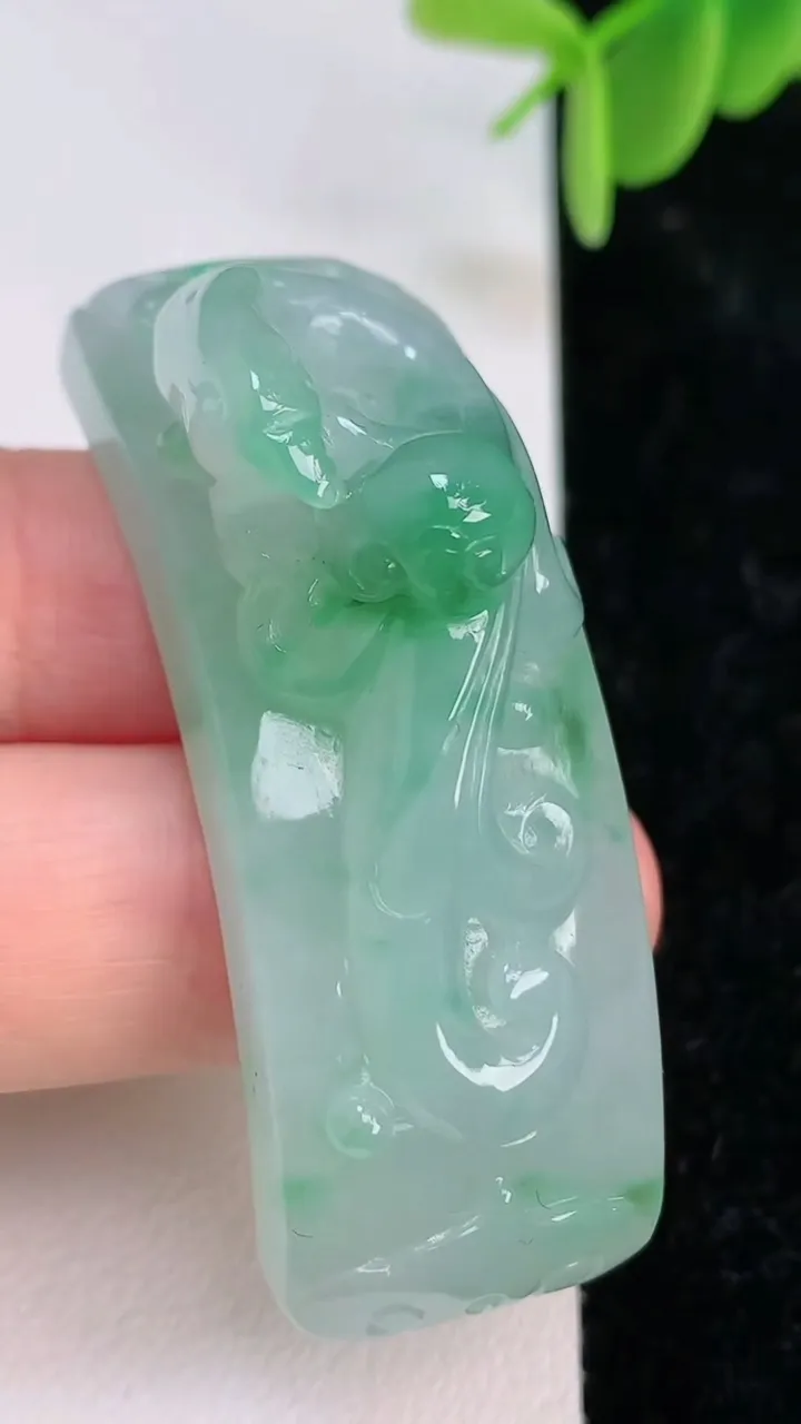 天然A货翡翠今非昔比 蜥蜴手牌，尺寸52.7-24-19，重量:27.95g
7月7日