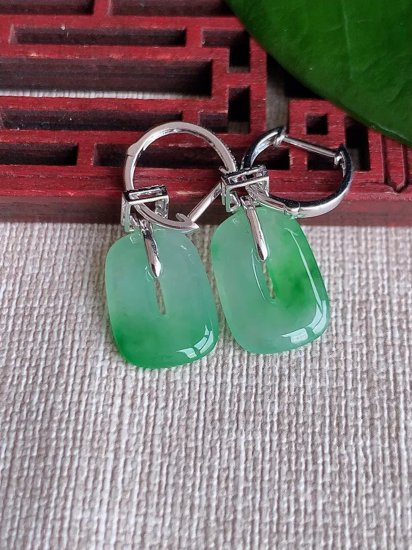 天然A货翡翠18K金伴钻镶嵌飘绿平安环耳坠 尺寸15×10.6×2mm 重量4.05g 0704
