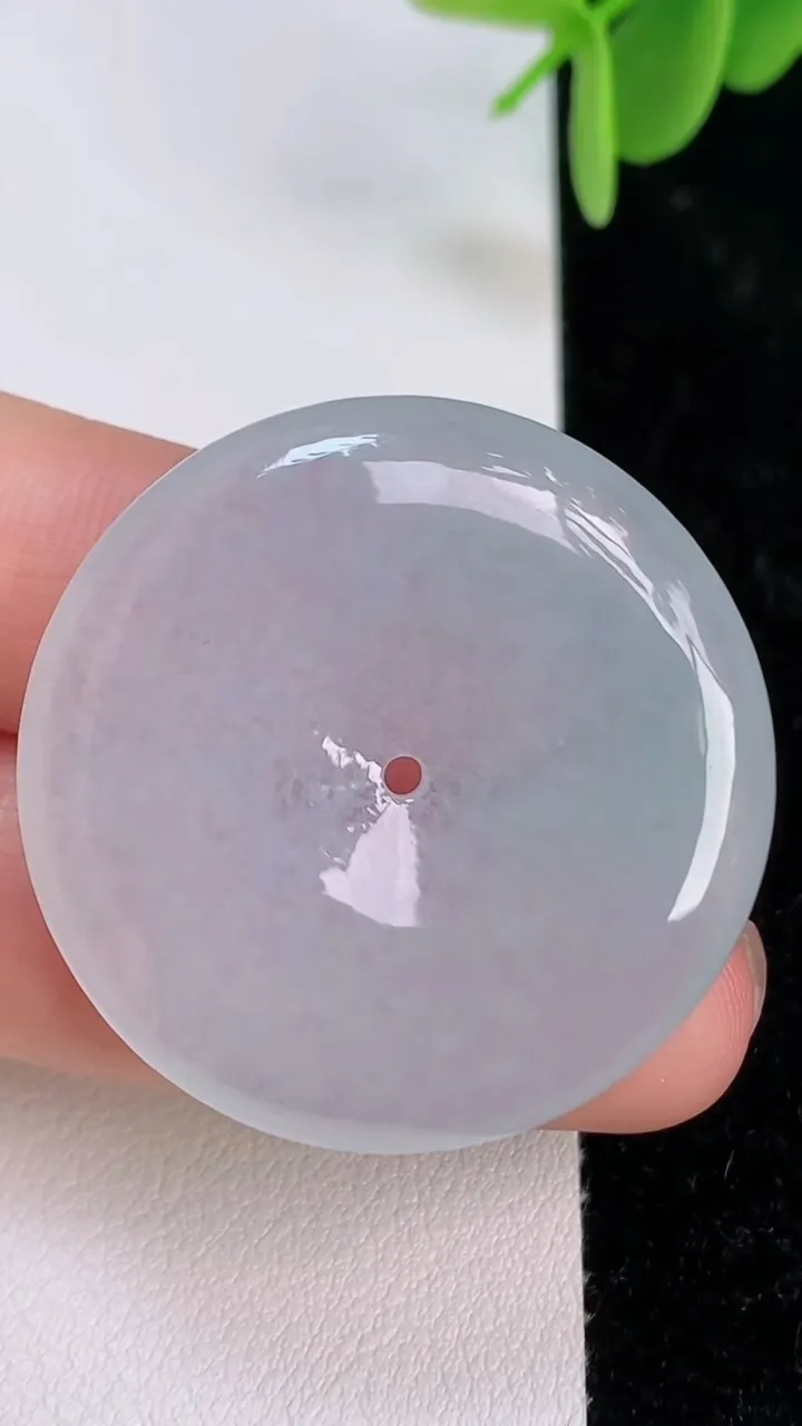 天然A货翡翠冰种平安扣吊坠，尺寸34.6-5.8，重量:14.59g
7月7日