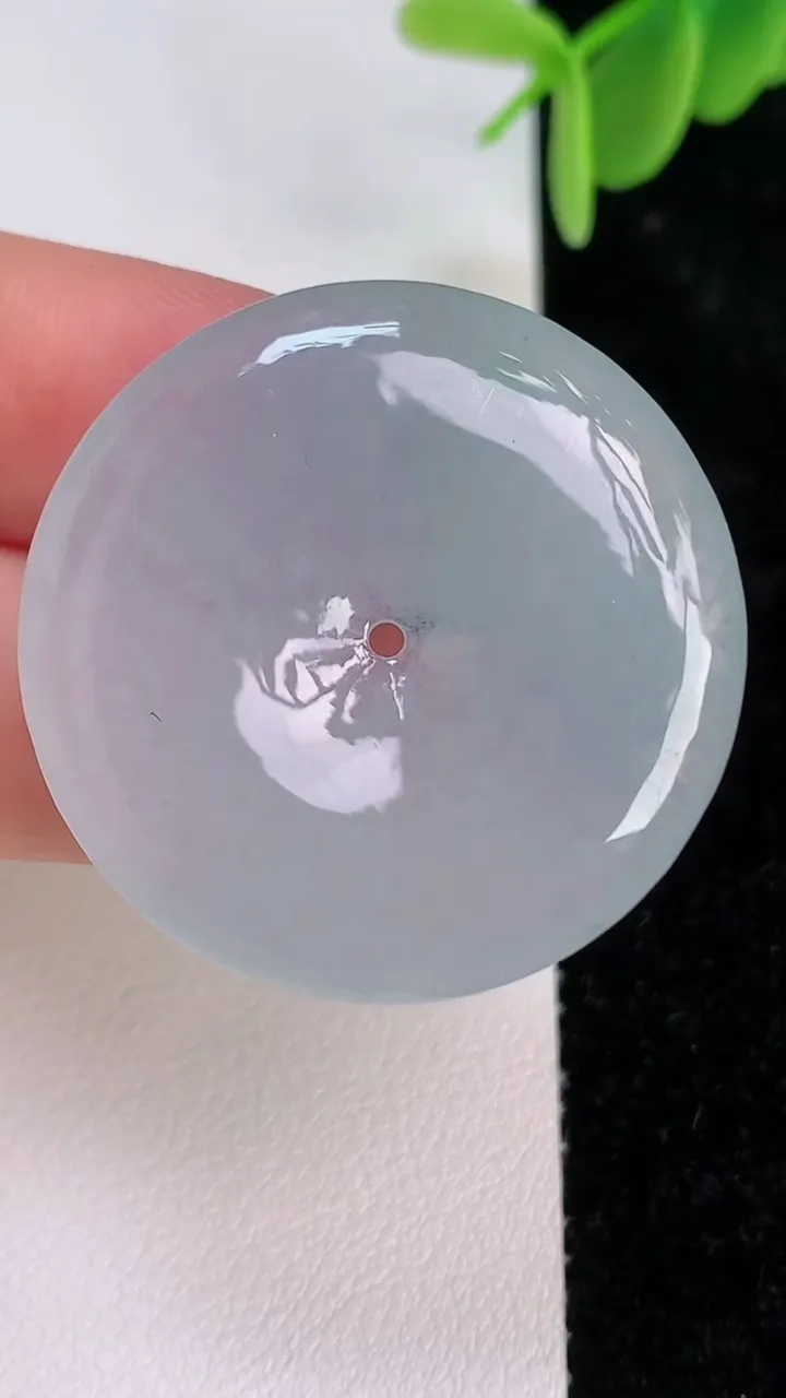 天然A货翡翠冰种平安扣吊坠，尺寸33.2-5.5，重量:12.38g
7月7日