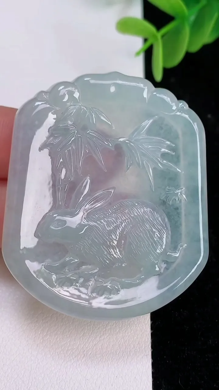 天然A货翡翠冰种生肖兔吊坠，尺寸52.3-41.7-5.2，重量:22.80g
7月7日