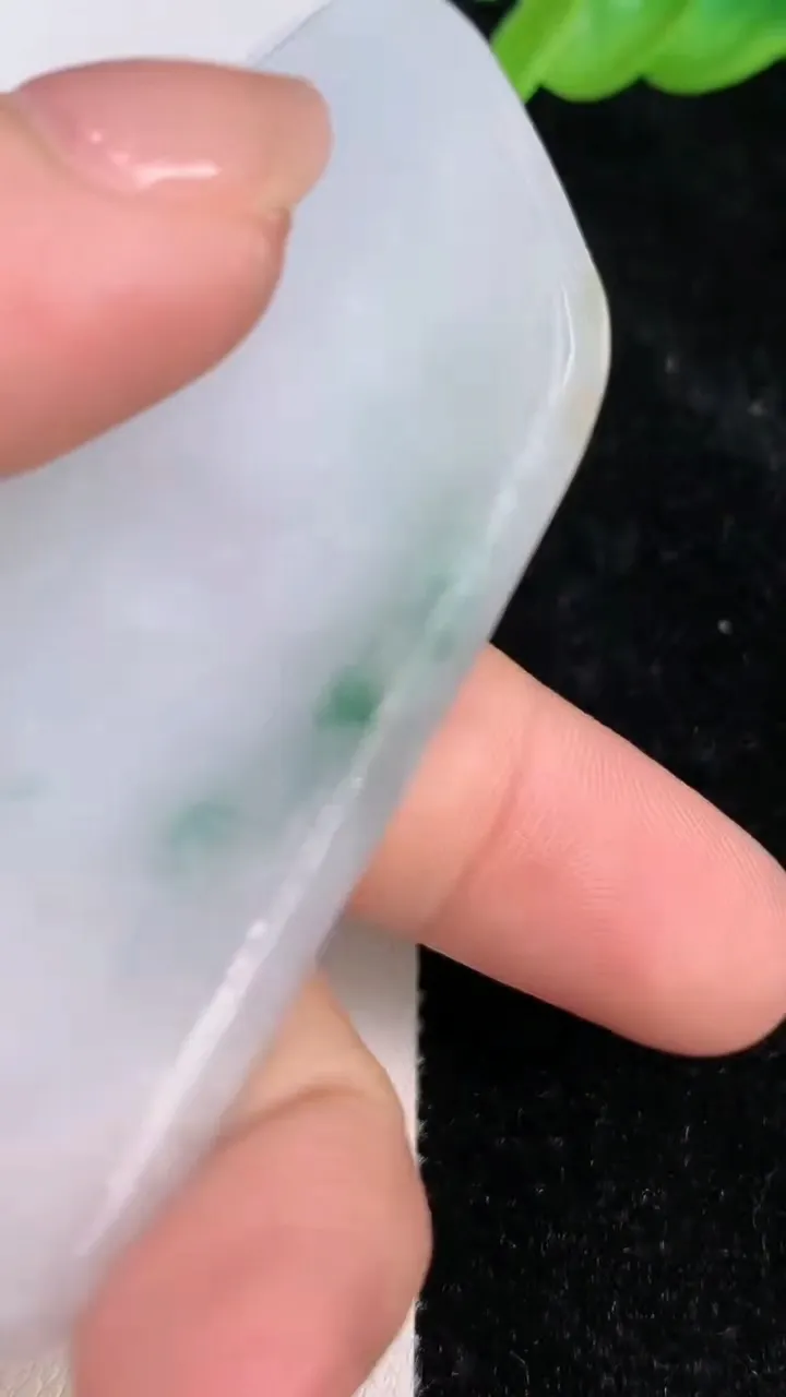 天然A货翡翠飘花山水牌吊坠，尺寸70-37-10，重:47.05g
7月7日