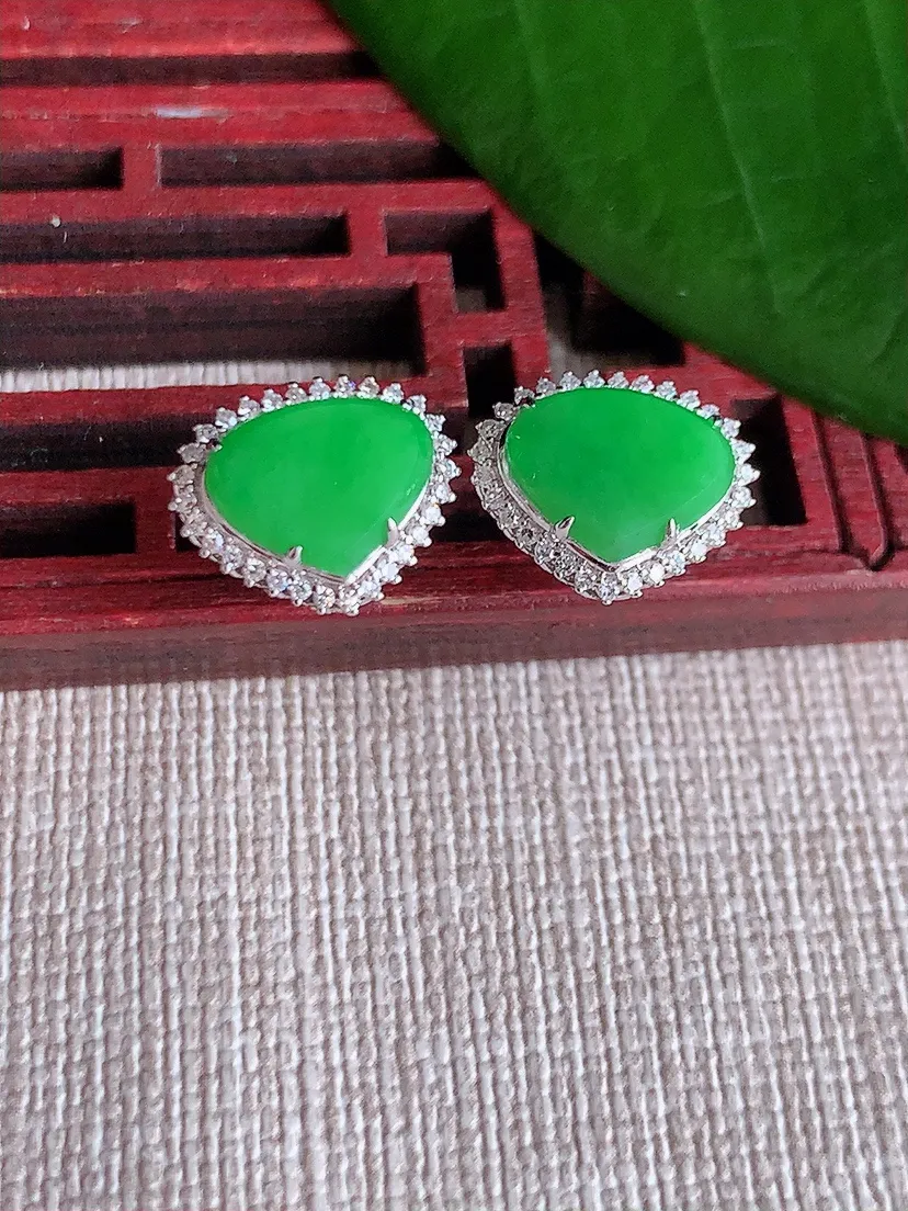 天然A货翡翠18K金伴钻镶嵌阳绿水滴耳钉 尺寸7.3×9.6mm 重量2.40g 0704