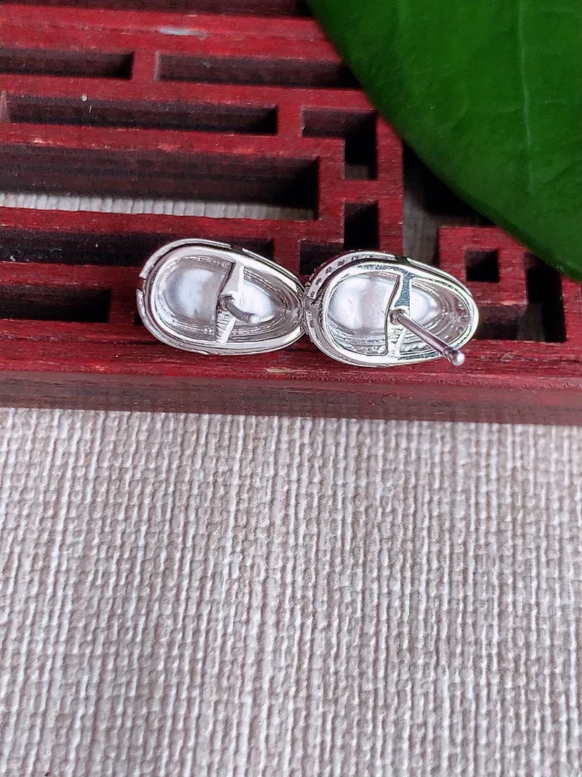 天然A货翡翠18K金伴钻镶嵌阳绿四季豆福豆平安豆耳钉 尺寸8.7×4mm 重量2.00g 0704