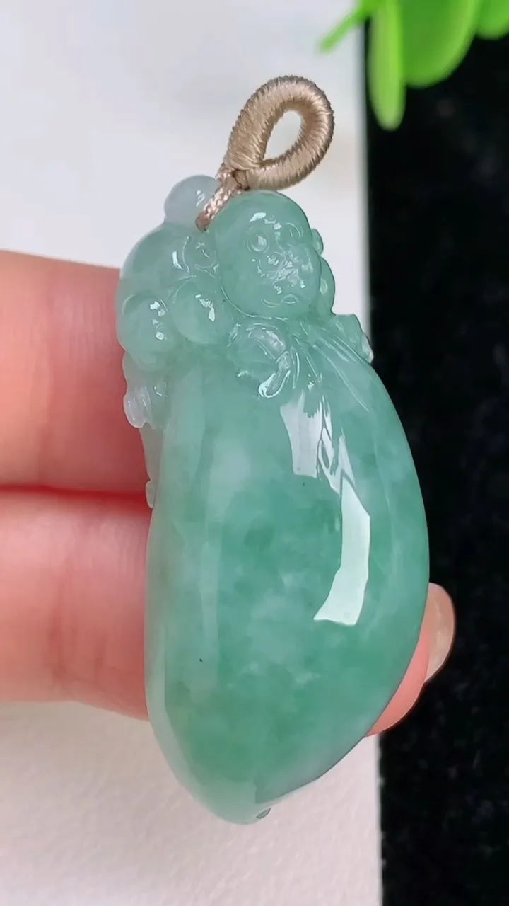 天然A货翡翠福瓜吊坠，尺寸39.6-18-12，重量:15.09g
7月7日