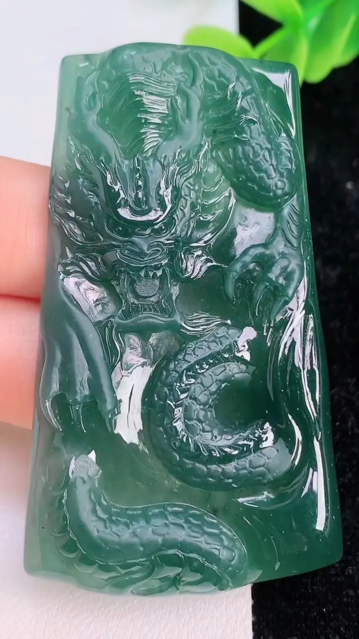 天然A货翡翠龙牌吊坠，尺寸65-37.6-5.8，重量:33.64g
7月7日
