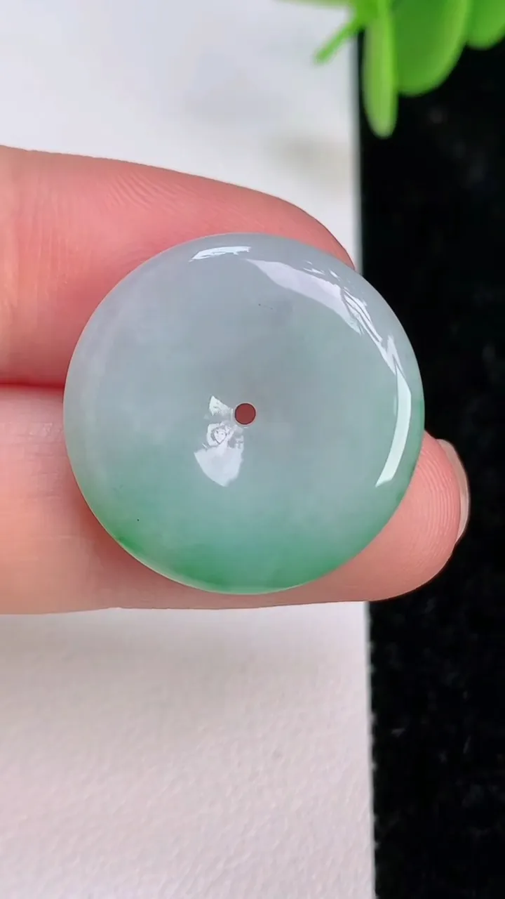 天然A货翡翠平安扣吊坠，尺寸22.4-4，重量:4.34g
7月7日