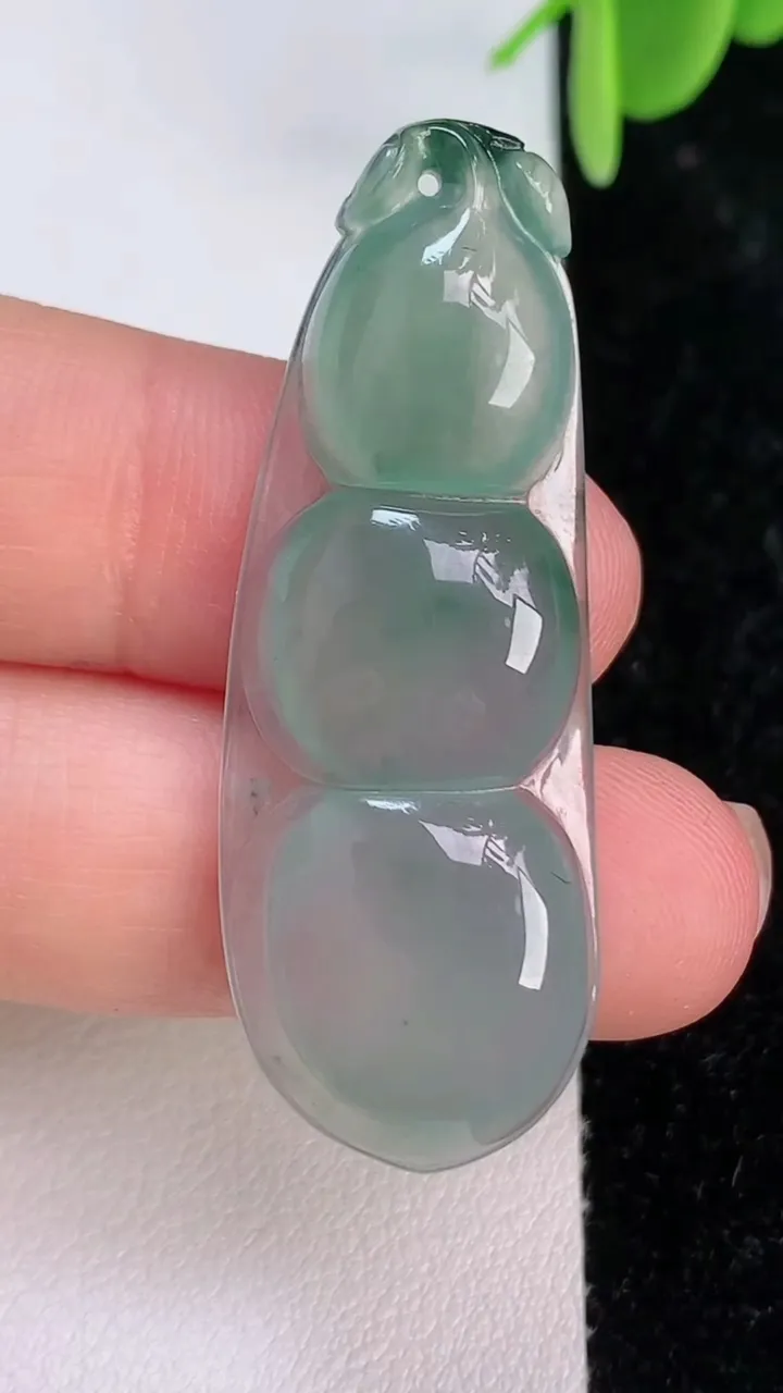 天然A货翡翠飘花福豆吊坠，尺寸43.3-16-4.3，重量:6.06g
7月7日