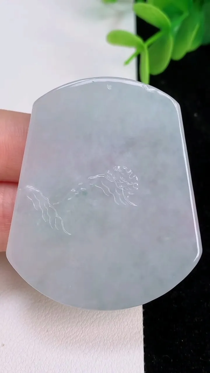天然A货翡翠牌吊坠，尺寸51.3-43.6-5.7，重量:28.50g
7月7日