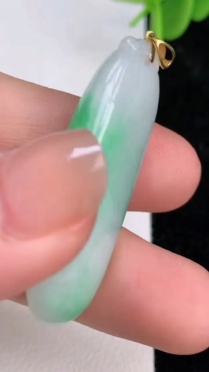 天然A货翡翠福瓜吊坠，尺寸41-13.6-8.2，重量:9.64g
7月7日
