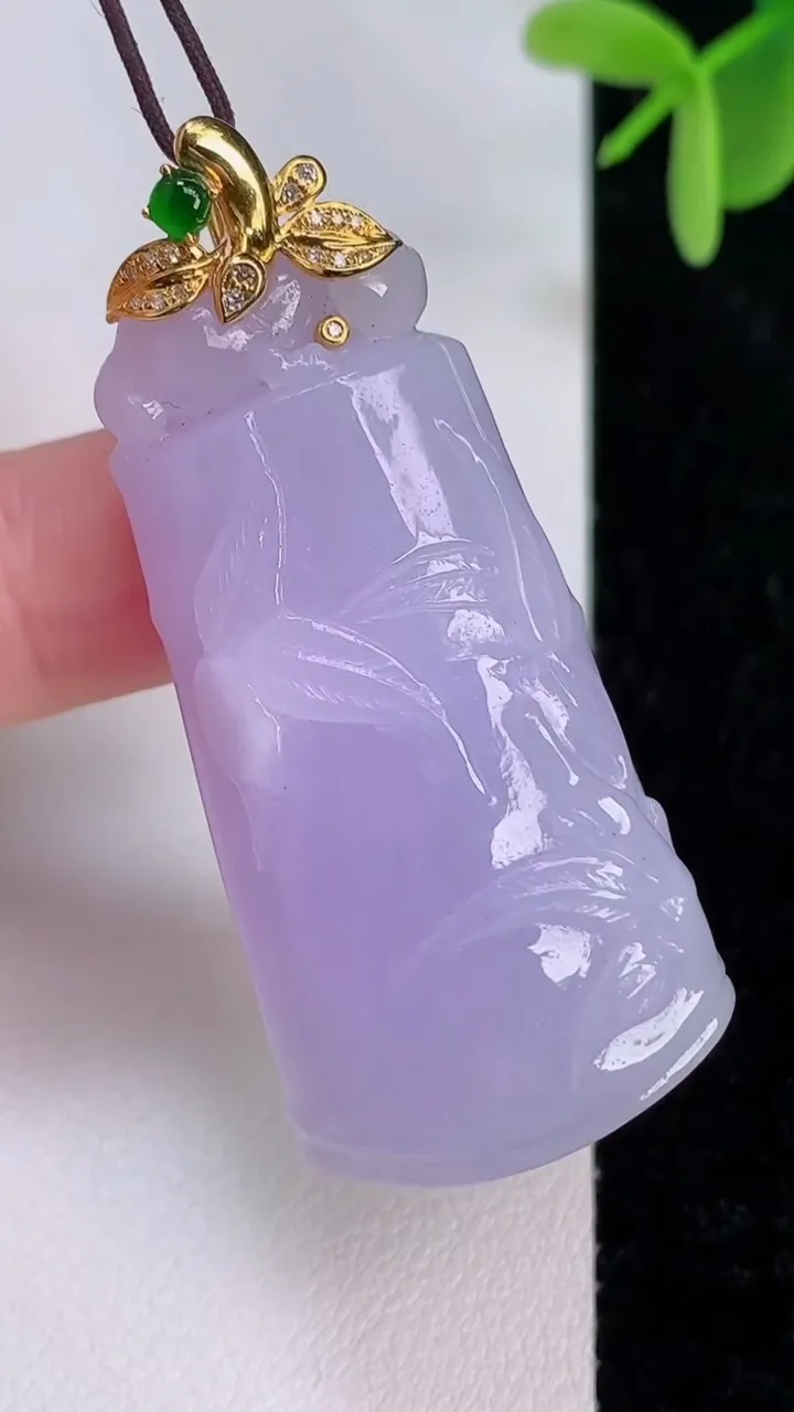 天然A货翡翠18k金紫罗兰节节高升 竹节吊坠，尺寸45.3-21.6-10.6，重量:20.66g
7月7日