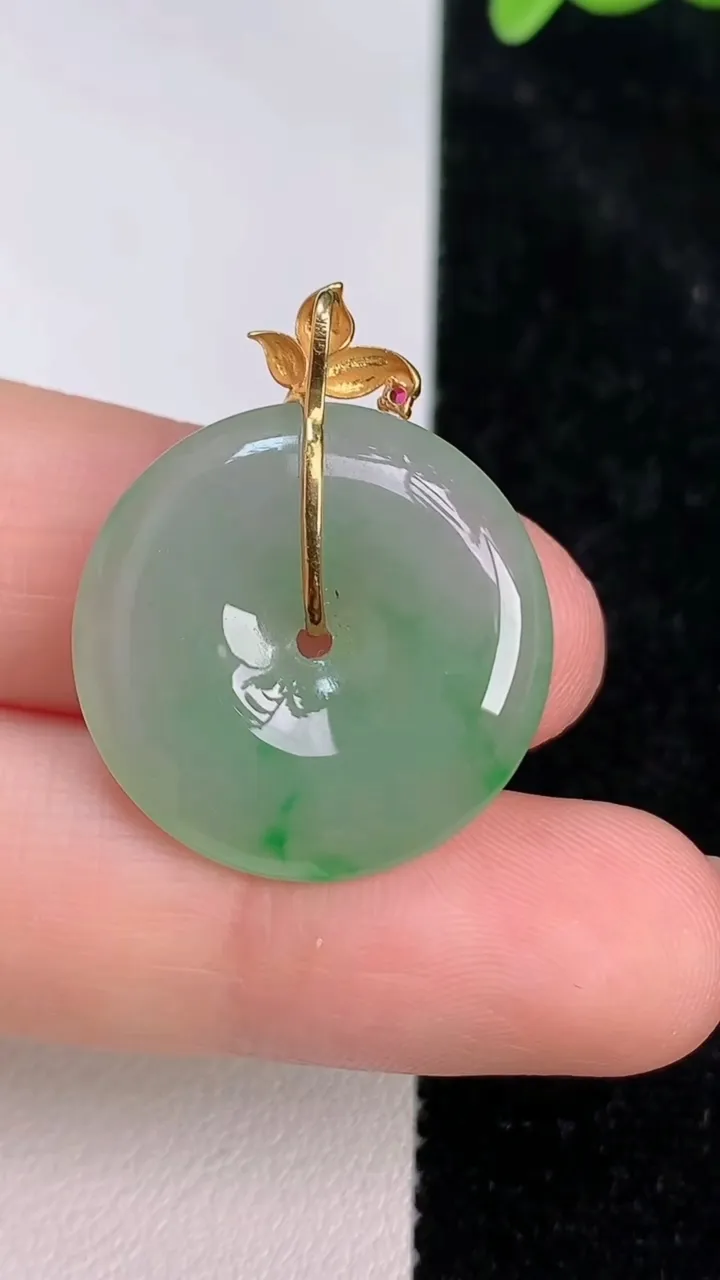 天然A货翡翠平安扣吊坠，尺寸22-4.5，重量:4.58g
7月8日
