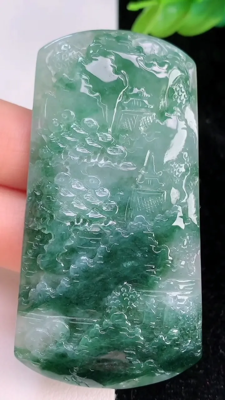 天然A货翡翠牌吊坠，尺寸67.5-35.5-19.3，重量:30.63g
7月8日