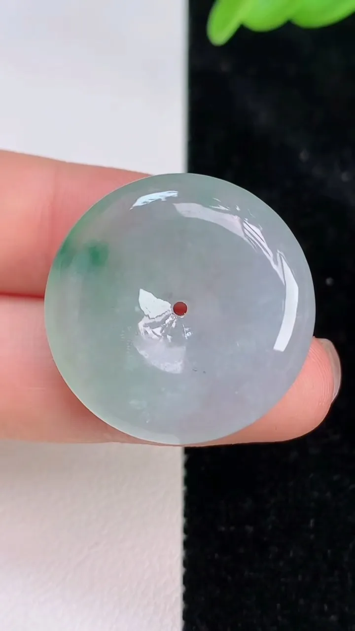 天然A货翡翠平安扣吊坠，尺寸26.8-5.6，重量:8.14g
7月8日