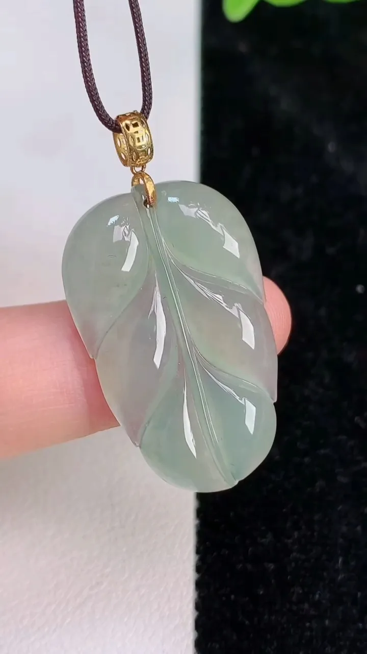 天然A货翡翠金枝玉叶 叶子吊坠，尺寸29.5-18.5-4，重:4.10g
7月8日