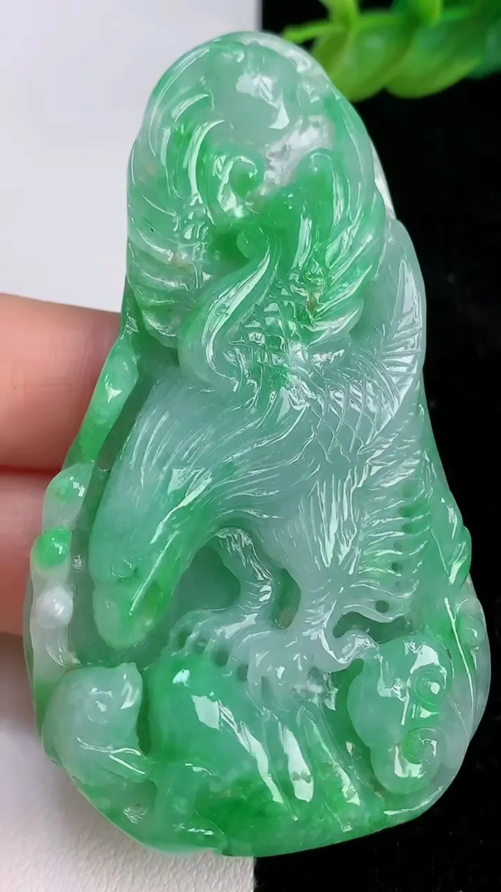 天然A货翡翠大展宏图吊坠，尺寸72-41.4-11，重量:45.13g
7月8日