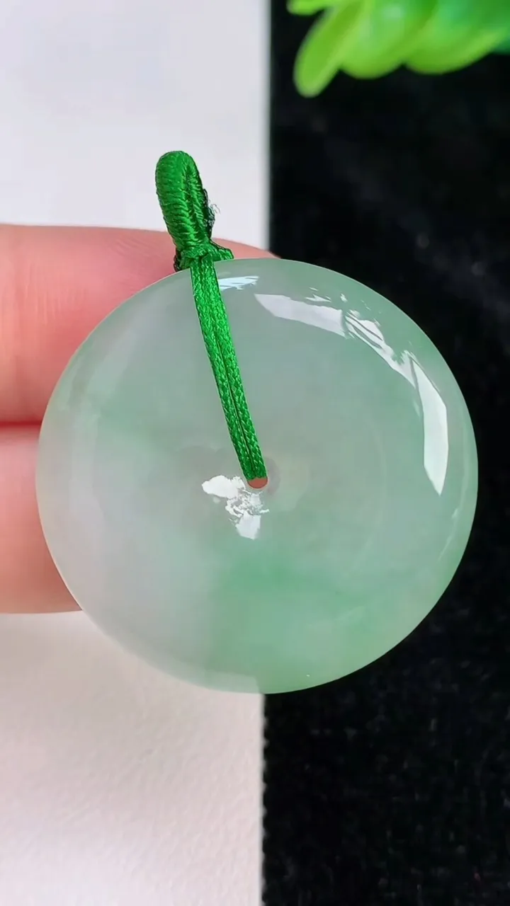 天然A货翡翠平安扣吊坠，尺寸31.6-6，重量:12.25g
7月8日