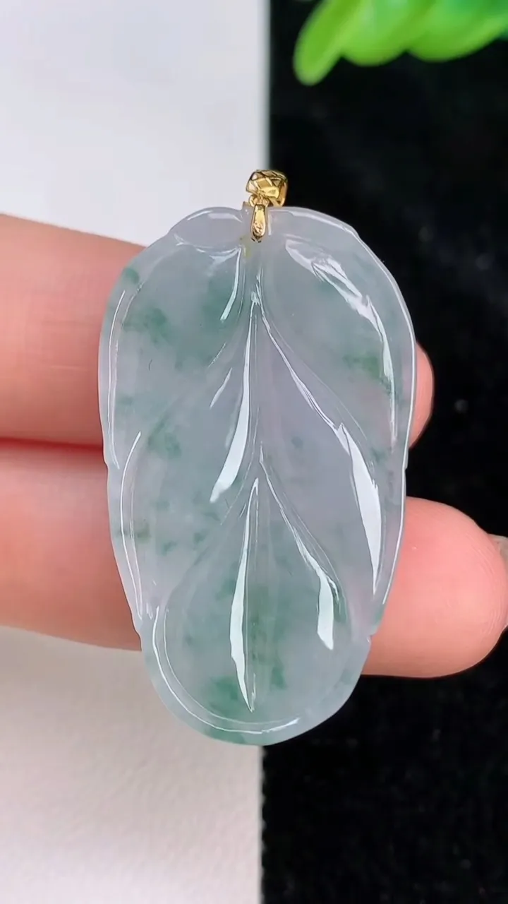 天然A货翡翠18k金飘花金枝玉叶 叶子吊坠，尺寸36.6-21.6-5.6，重量:8.02g
7月8日