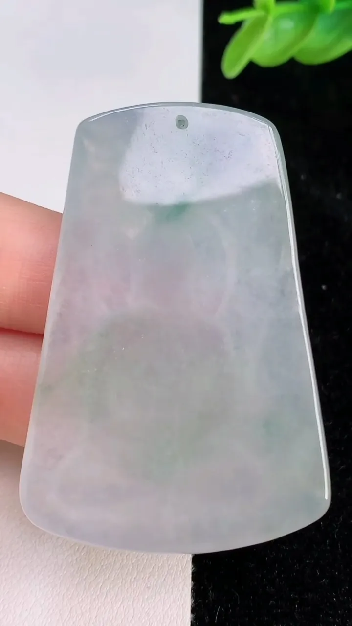 天然A货翡翠飘花大日如来吊坠，尺寸53.5-36.3-6，重量:23.09g
7月8日
