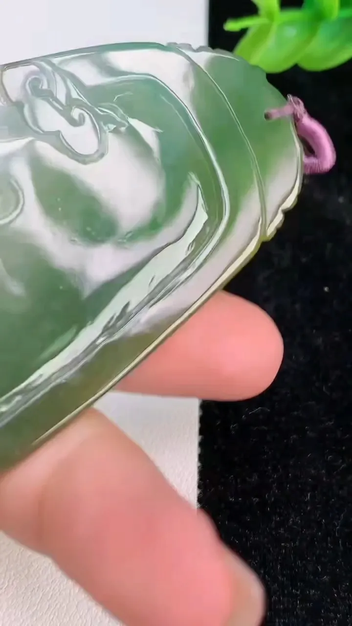 天然A货翡翠普贤菩萨吊坠，尺寸78-42.6-5，重量:32.42g
7月8日