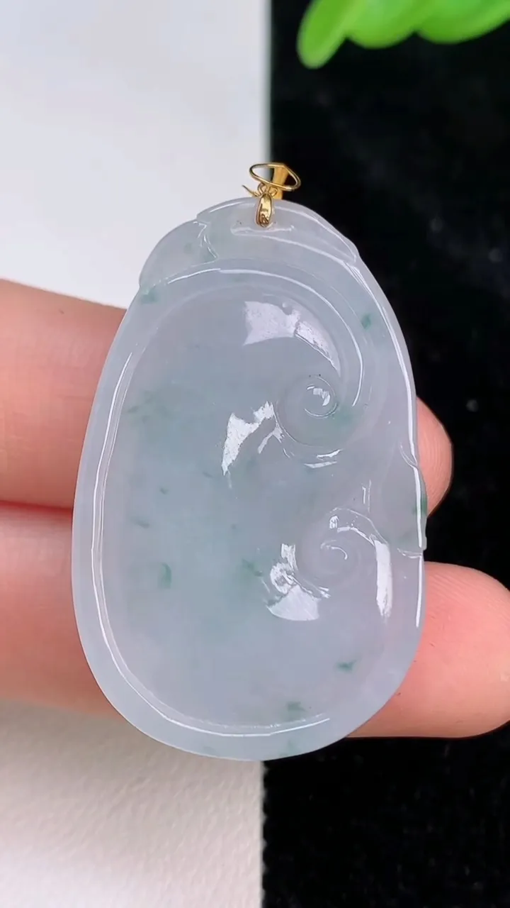 天然A货翡翠18k金飘花如意吊坠，尺寸38.6-24.3-6，重量:11.37g
7月8日