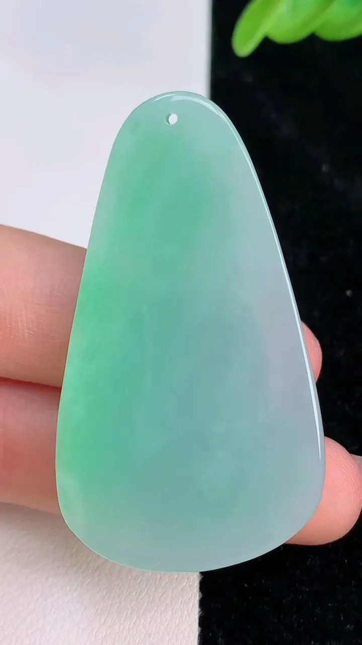 天然A货翡翠观音菩萨吊坠，尺寸51-29.2-6.8，重量:16.14g
7月8日