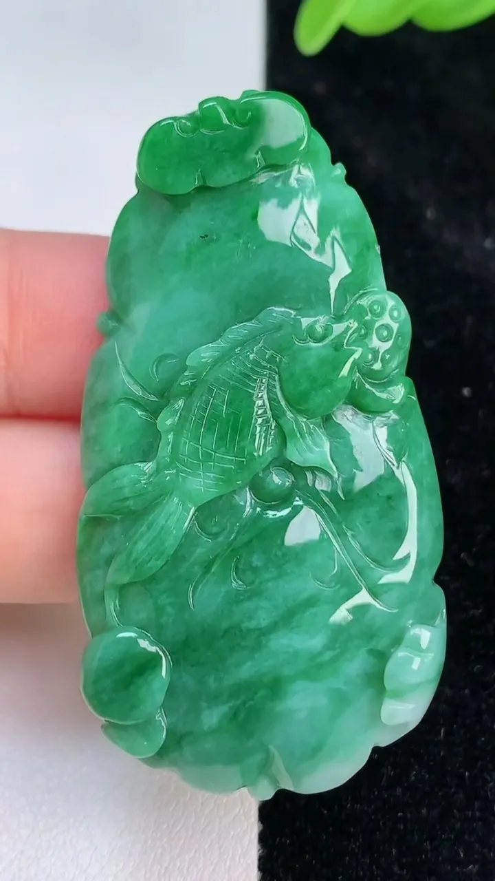 天然A货翡翠年年有余 荷叶鱼吊坠，尺寸53.7-28-6，重量:16.63g
7月8日